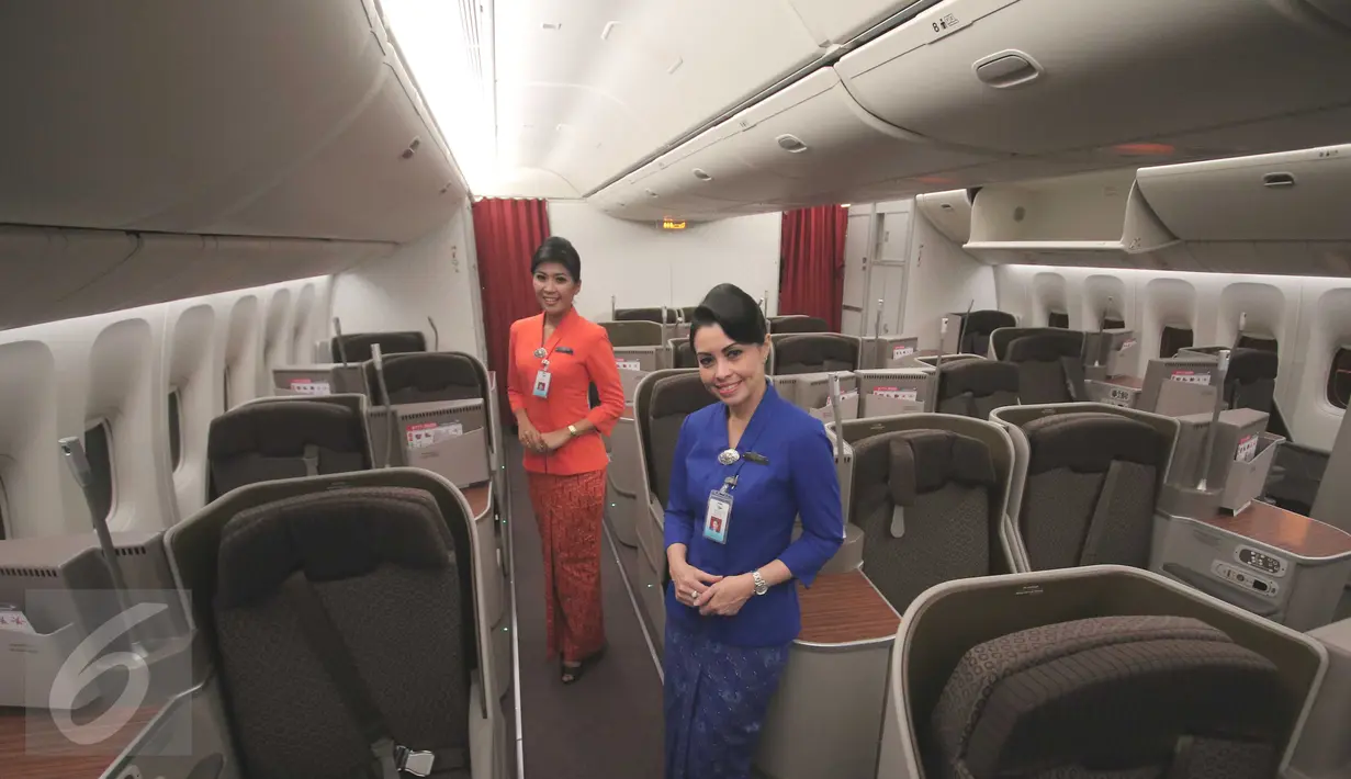 Pramugari berpose di dalam armada baru Garuda Indonesia Boeing B777-300ER sesaat setelah mendarat di Bandara Soekarno Hatta, Tangerang, Banten, Kamis (29/10). Pesawat ini memiliki kapasitas penumpang 393 seat. (Liputan6.com/Angga Yuniar)
