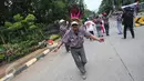 Massa pendukung Ahok berjoget di depan Gedung Kementrian Pertanian, Jakarta Selatan, Rabu (29/3). Dalam sidang ke-16 tersebut tim kuasa hukum menghadirkan 7 saksi ahli untuk meringankan Ahok. (Liputan6.com/Immanuel Antonius)