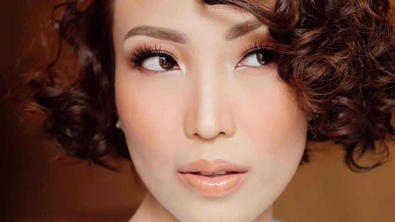 [Bintang] Akhiri Cerita Cinta dengan Zumi Zola, Gaya Ayu Dewi Malah Semakin Colorful
