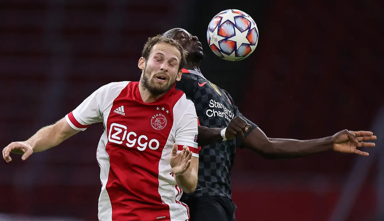 Daley Blind. Alumnus akademi Ajax ini dipinang Manchester United selama 4 musim, mulai 2014/2015 hingga 2017/2018. Di musim keempatnya ia mulai kehilangan tempat utama hingga minim bermain. Pada 2018/2019 ia kembali ke Ajax hingga kini dan sukses meraih 2 gelar Eredivisie. (AFP/Kenzo Tribouillard)