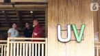 Property Owner Urbanview Ta-ke Blok M Raditya Bagus Prakosa, Head of Multibrands RedDoorz Adil Mubarak dan Kementerian Parekraf Henky Manurung berbincang di sela-sela peluncuran Urbanview Hotels di Jakarta (29/3/2022). (Liputan6.com)