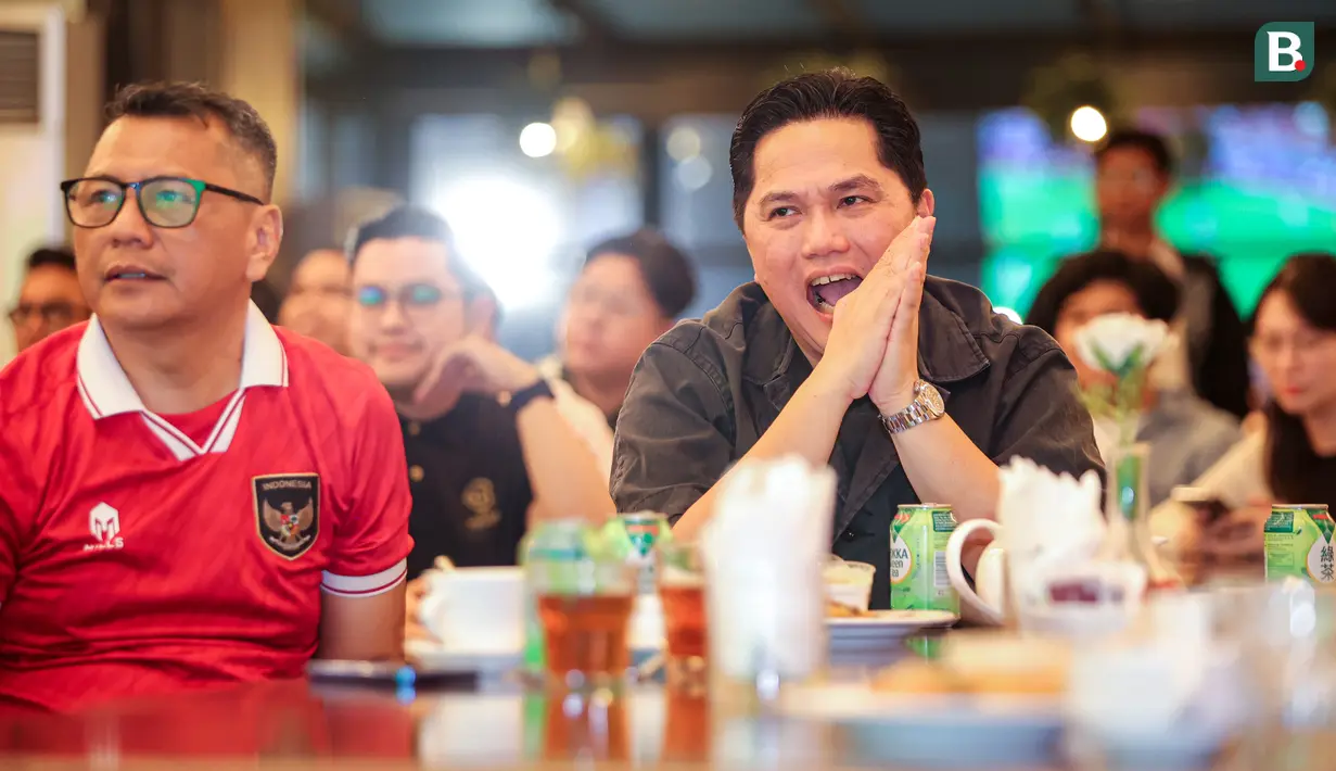 Raut kecewa ketua umum PSSI, Erick Thohir saat nonton bareng laga Grup D Piala Asia 2023 antara Timnas Indonesia melawan Irak di Senayan Avenue, Senayan, Jakarta, Senin (15/01/2024) malam WIB. (Bola.com/Bagaskara Lazuardi)