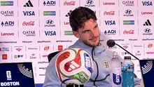 Declan Rice menjawab pertanyaan awak media dalam konferensi pers Timnas Inggris di Media Center Boston, Amerika Serikat, Senin (22/6/2026). Rice memastikan telah pulih dari cedera hamstring yang dialaminya saat Inggris mengalahkan Kroasia dan siap tampil menghadapi Ghana pada laga kedua Grup Piala Dunia 2026, Selasa (23/6/2026). (KLY Sports/Hery Kurniawan)