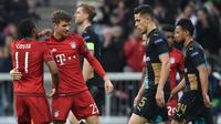 Gelandang Bayern Munchen, Thomas Muller (dua dari kiri) melakukan selebrasi setelah mencetak gol ke gawang Arsenal, pada Matchday 4 Grup F Liga Champions, di Allianz Arena, Kamis (5/11/2015) dini hari WIB. Munchen menang 5-1. (EPA/Peter Kneffel)