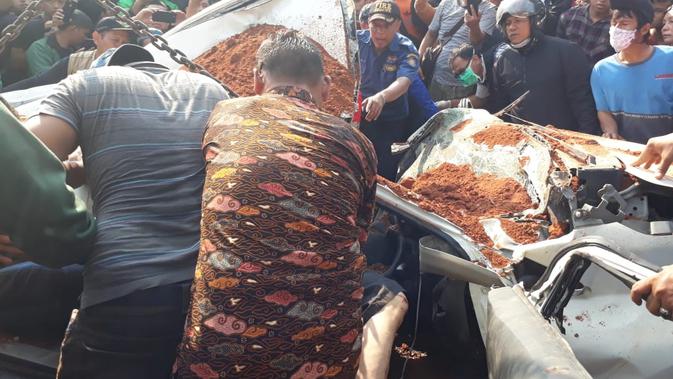 Sebuah kecelakaan maut antara kendaraan pribadi dengan truk tanah terjadi di Jalan Imam Bonjol, Kota Tangerang, Kamis (1/8/2019). (Liputan6/Pramita Tristiawati)