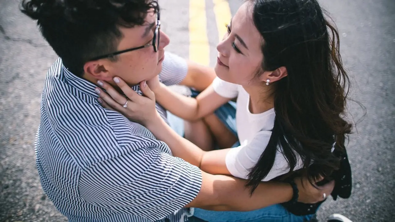 Serasa Dunia Milik Berdua, Begini 5 Kelakuan Menggelikan Pasangan yang Baru Jadian