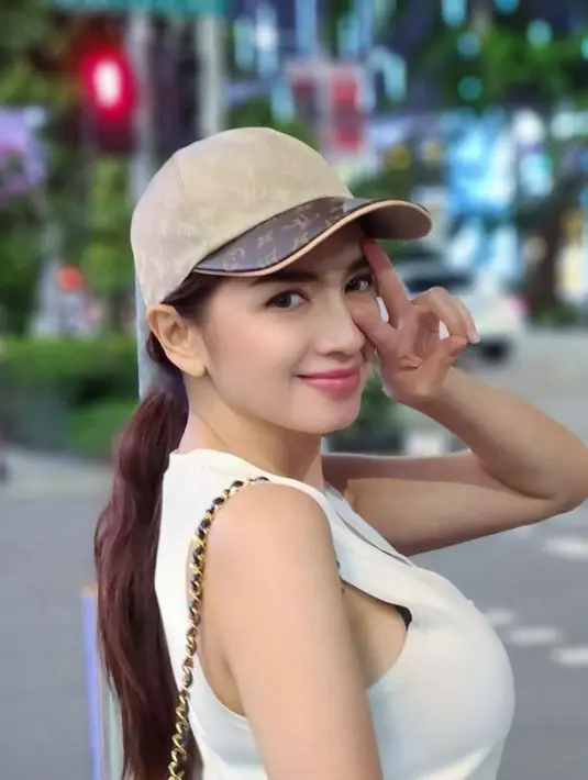 Meski demikian, penampilannya kerap menarik perhatian warganet. Banyak yang memuji bisa menjaga tubuhnya tetap langsing meski telah memiliki dua orang anak. [Instagram/realangelkaramoy]