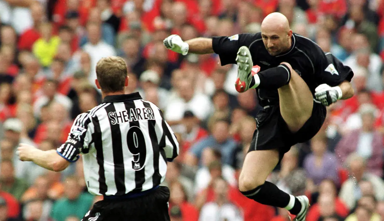 Fabien Barthez. Kiper yang telah pensiun ini didatangkan Manchester United dari AS Monaco pada tengah musim 2000/2001 dengan mahar 11,7 juta euro atau setara Rp.192 miliar. Total 3,5 musim, ia tampil dalam 139 laga dengan torehan 50 kali clean sheet dan kebobolan 136 gol. (AFP/Robin Parker)