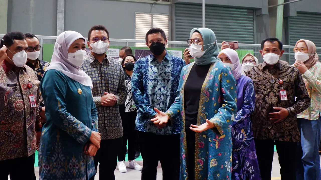 Gubernur Jawa Timur meninjau gudang pintar Tokopedia di Osowilangun.