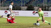 Kiper Filipina U-19, Quincy Kammeraad, berusaha menahan bola saat melawan Timnas Indonesia U-19 pada laga Piala AFF U-18 di Stadion Thuwunna, Myanmar, Kamis (7/9/2017). Indonesia menang 9-0 atas Filipina. (Liputan6.com/Yoppy Renato)