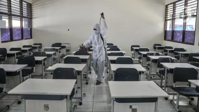 Penyemprotan Disinfektan Rutin di Sekolah saat PTM 100 Persen