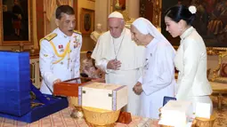 Paus Fransiskus ditemani oleh Suster Anna Rosa Sivori berbincang dengan Raja Thailand Maha Vajiralongkorn (tengah) dan Ratu Suthida (kanan) di Amporn Throne Hall Dusit Palace di Bangkok (22/11/2019). (Handout/Thai Royal Household Bureau/AFP)