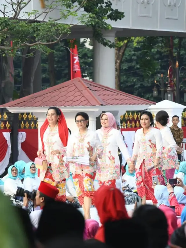 6 Momen Menteri Perempuan Kompak Pakai Kebaya Encim saat Melenggang di Catwalk Istana Berkebaya
