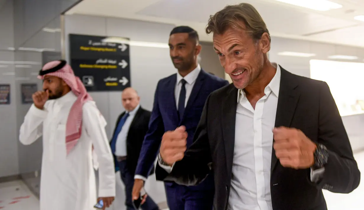 Pelatih asal Prancis, Herve Renard tersenyum usai menandatangani kontrak dengan Timnas Arab Saudi di Jeddah (5/8/2019). Pria berusia 50 tahun ini resmi menangani Timnas Arab Saudi setelah sebelumnya menangani Zambia (2012) dan Pantai Gading (2015) dan Maroko. (AFP Photo/Amer Hilabi)