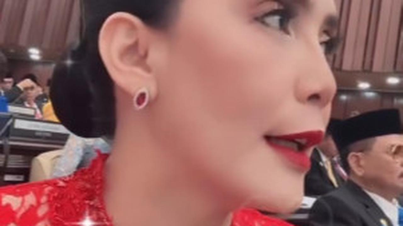 Rieke 'Oneng' Tampil Anggun Pakai Kebaya Merah saat Ucapkan Sumpah Jabatan