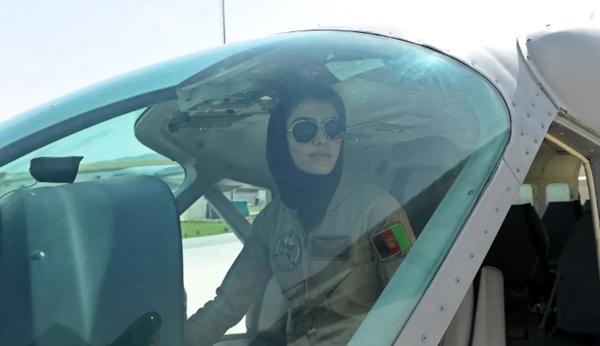 Niloofar Rahmani berada di ruang kokpit pesawat Angkatan Udara Afghanistan di Kabul. Rahmani menjadi pilot militer wanita pertama dan mengubah stereotip gender kuno tentang pilot seluruhnya laki-laki. Foto diambil pada 26 April 2015.(AFP PHOTO/SHAH Marai)