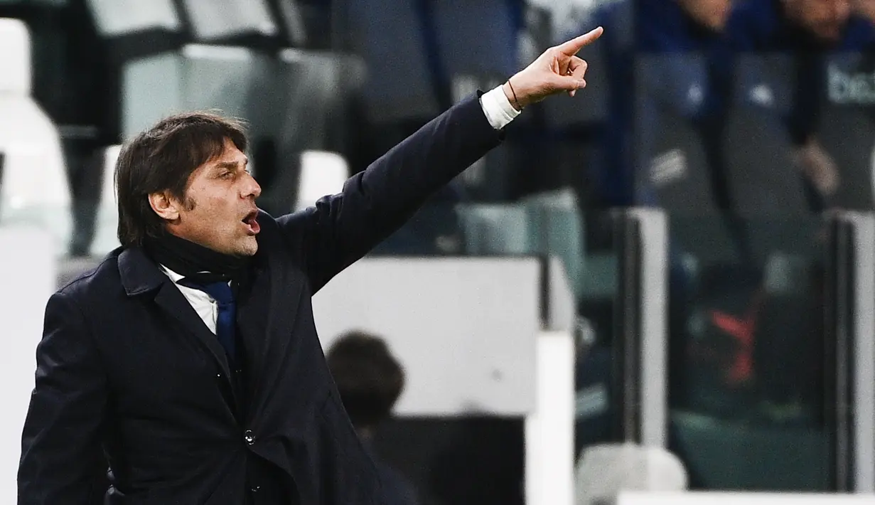 Pelatih Inter Milan, Antonio Conte menginstruksikan pemainnya saat bertanding melawan Juventus pada pertandingan leg kedua babak semifinal Coppa Italia di Turin Allianz Stadium, Italia, Rabu (10/2/2021). Meski imbang, Juventus unggul agregat gol (2-1) dari leg satu. (Marco Alpozzi/LaPresse via AP)