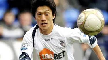 Bolton Wanderers' South Korean midfielder Lee Chung-Yong eyes the ball during the FA Cup Fifth round football match against Tottenham Hotspur at the Reebok stadium, Bolton, north-west England on February 14, 2010.AFPPHOTO/ANDREW YATES. 