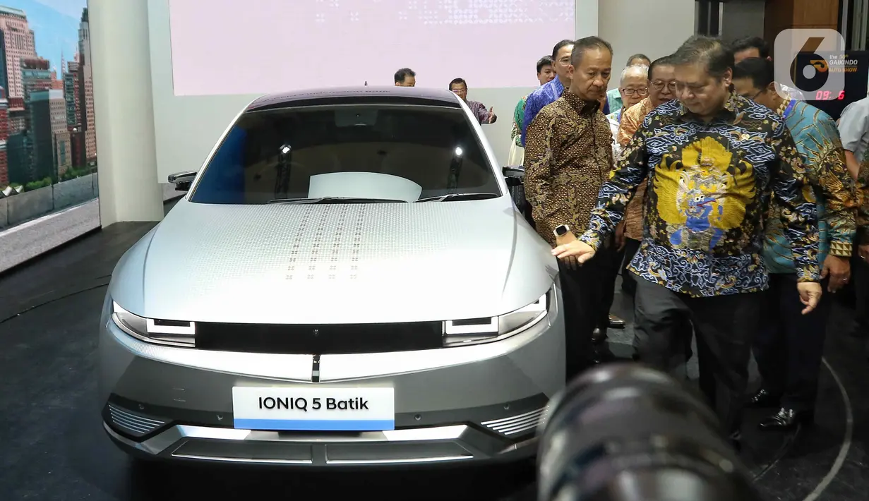 Usai membuka GIIAS 2023, Menko Airlangga ditemani Menperin Agus Gumiwang Kartasasmita langsung menyambangi rangakain mobil listrik yang dipajang oleh setiap peserta. (Liputan6.com/Angga Yuniar)