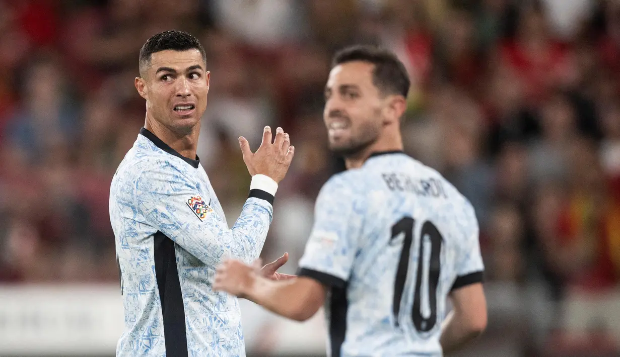 Ekspresi penyerang Portugal, Cristiano Ronaldo (kiri) dan Bernardo Silva saat pertandingan UEFA Nations League grup A melawan Kroasia di stadion Luz, Lisbon pada 5 September 2024. (Patricia DE MELO MOREIRA/AFP)