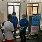 Komite Nasional Pemuda Indonesia (KNPI) turun ke jalan melawan Virus Corona Covid-19 dengan membagi-bagikan masker dan hand sanitizer gratis di Stasiun Kereta Api Cikini, Jakarta Pusat, Jumat (20/3/2020) malam.