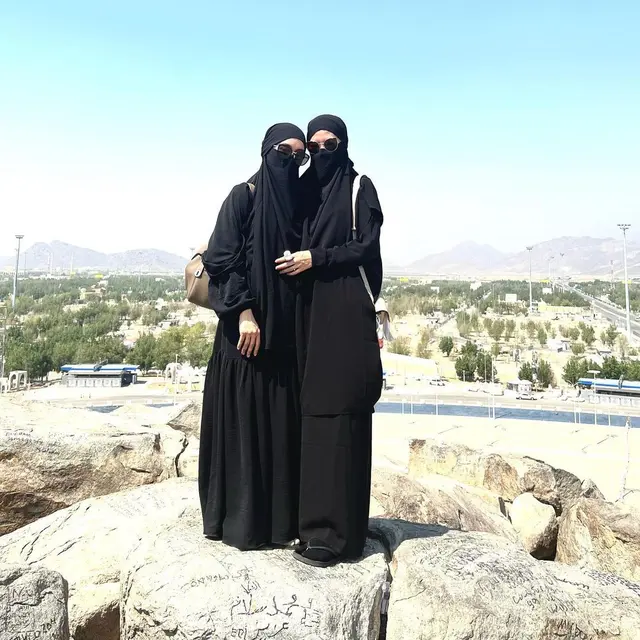 Segera Menikah, Ini 6 Potret Kedekatan Ira Dahlia dan Keluarga Lesti Kejora