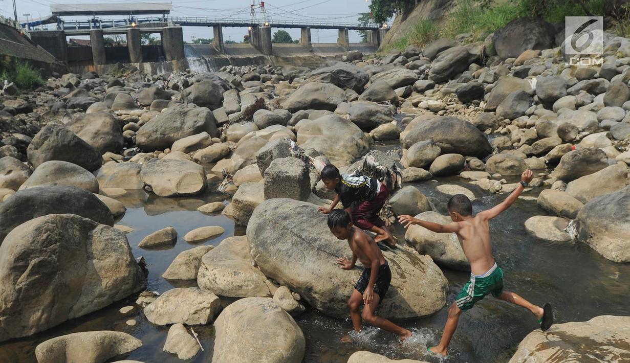 Anak-anak bermain pada kubangan air yang tersisa di kawasan Bendungan Katulampa, Bogor (15/7). Musim kemarau menyebabkan Bendungan Katulampa berada di titik nol berdampak pada sumur-sumur warga di sekitar mengalami kekeringan. (Merdeka.com/Arie Basuki)