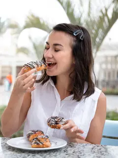 Mindful eating membantu kita menikmati makanan dengan lebih sadar, tenang, dan tanpa terus-menerus merasa khawatir soal kalori. (Foto/Dok: Magnific)