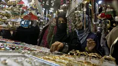 Gadis-gadis muda melihat-lihat perhiasan buatan tradisional saat dia dan yang lainnya mengunjungi pasar untuk berbelanja perayaan Idul Fitri mendatang, di Karachi, Pakistan, Jumat, 29 April 2022. Idul Fitri menandai akhir bulan suci Ramadhan. (AP Photo/Fareed Khan)