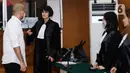 Mantan Kasubbagriksa Baggak Etika Rowabprof Divisi Propam Polri Baiquni Wibowo berbincang dengan kuasa hukum usai menjalani sidang pembacaan putusan di PN Jakarta Selatan, Jumat (24/2/2023). Majelis hakim PN Jaksel menilai Baiquni telah terbukti turut serta melakukan perintangan penyidikan terkait penanganan perkara pembunuhan berencana Nofriansyah Yosua Hutabarat alias Brigadir J. (Liputan6.com/Herman Zakharia)