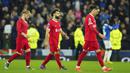 Pemain Liverpool meninggalkan lapangan dengan kecewa setelah ditaklukkan Everton pada laga Liga Inggris dalam duel tunda pekan ke-29 Premier League 2023/2024, Kamis (25/4/2024). (AP Photo/Jon Super)