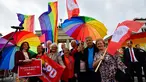 Mantan walikota Berlin Klaus Wowereit saat mengikuti demontrasi kaum LGBT di depan Gerbang Brandenburg di Berlin (30/6). Jerman melegalkan undang-undang pernikahan sesama jenis pada Jumat 30 Juni 2017. (AFP Photo/Tobias Schwarz)
