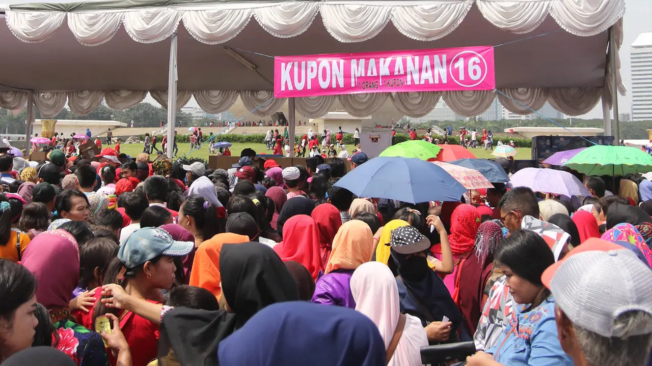 Ada Acara Bagi-Bagi Sembako, Monas Dibanjiri Warga