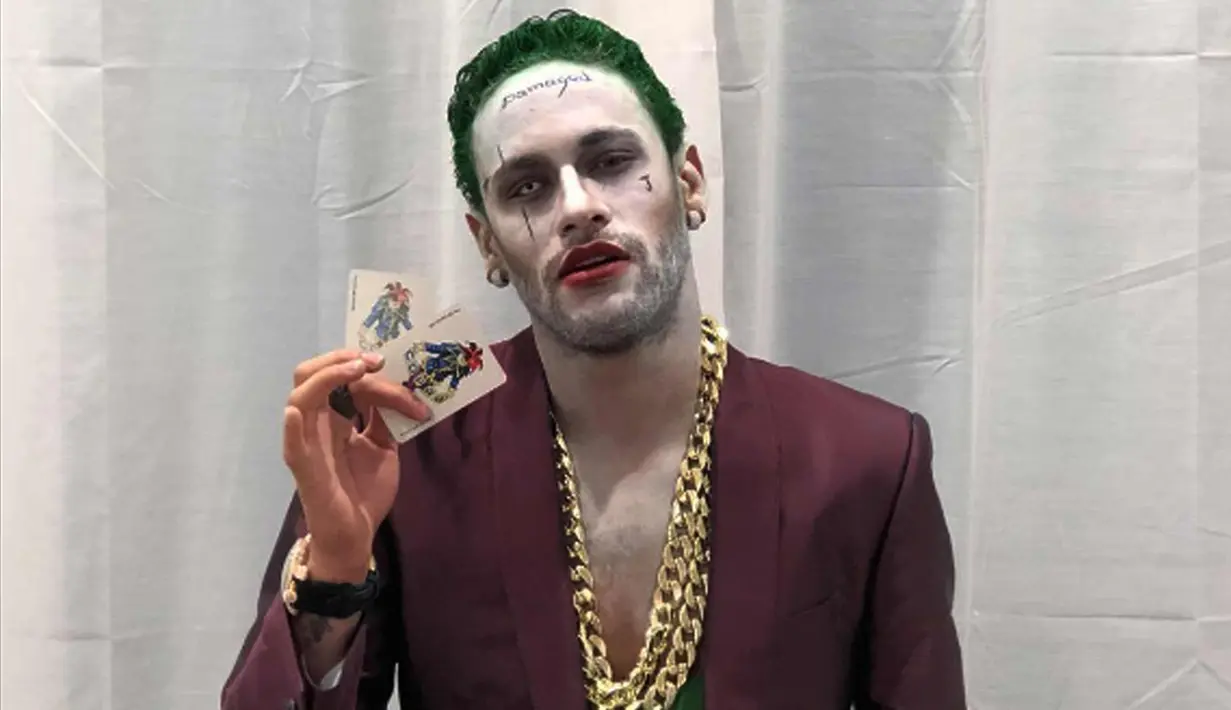 Penyerang PSG, Neymar mengenakan kostum karakter joker dari Suicide Squad saat merayakan hari Halloween. Neymar tampil total dengan mengecat rambutnya menjadi hijau dan melengkapi dandanannya dengan kartu. (Instagram/@neymarjr)