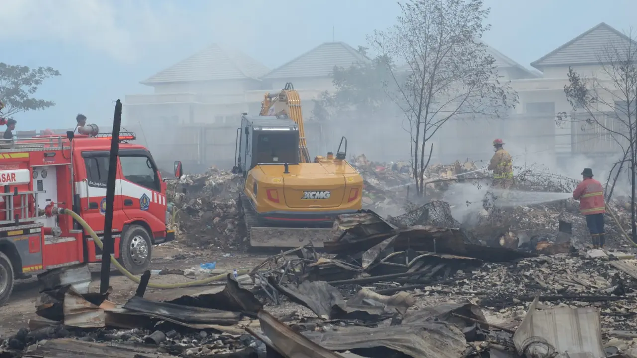 Kebakaran menghanguskan permukiman bedeng Denpasar. (Liputan6.com/Moh Khadafi)