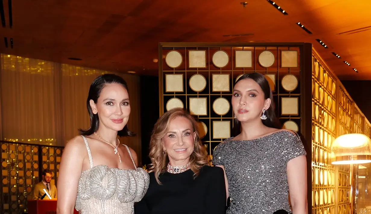 Alexa Key tak kalah glamor dengan gaun Hendy Huang yang lebih effortless. Memadukan atasan silver bling-bling dan rok hitam panjang dengan aksen bunga di bagian pinggang [@lunamaya]