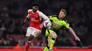 Pemain Arsenal, Ainsley Maitland-Niles (kiri), berebut bola dengan pemain Reading, Stephen Quinn, dalam laga 16 besar Piala Liga Inggris di Stadion Emirates, Rabu (26/10/2016) dini hari WIB. (Action Images via Reuters/Tony O'Brien)