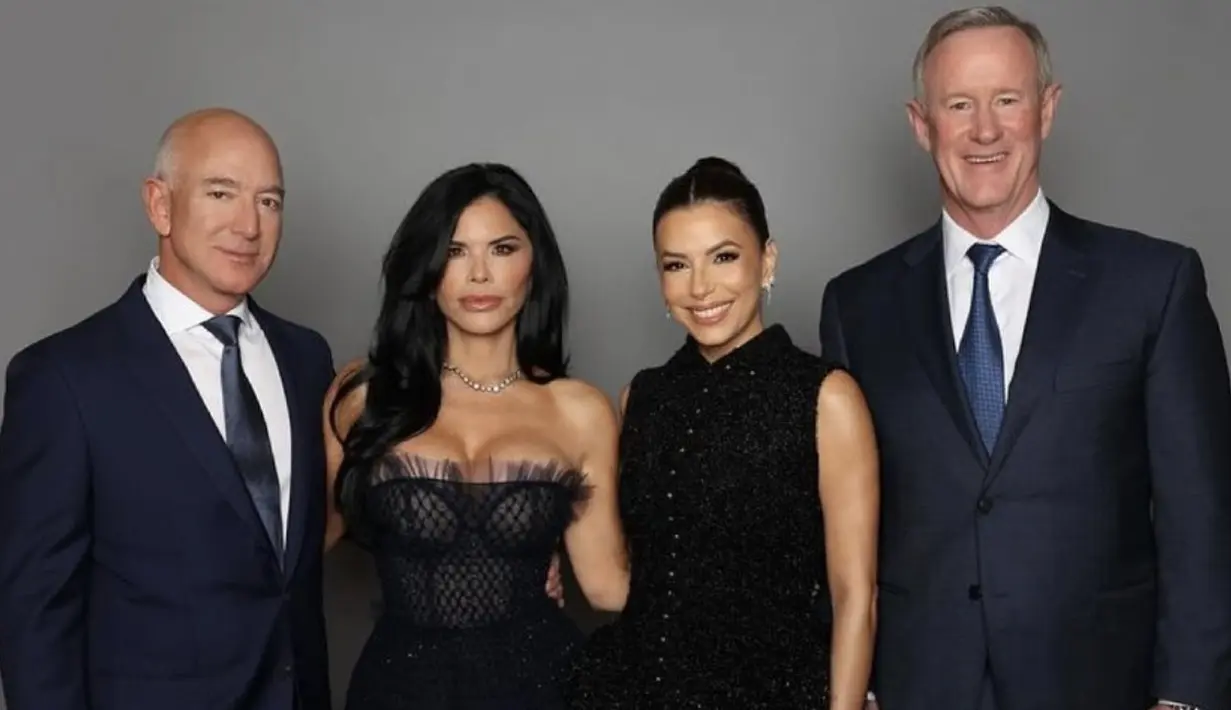 Pada kesempatan lain, Lauren juga tampil dengan tube gown. Gaun dengan aksen tile berhasil hadirkan gaya yang elegan. [Foto: Instagram/ Jeff Bezoz]