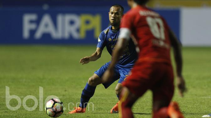 Sayap Kanan Persib Bandung, Supardi, beraksi pada laga Liga 1 di Stadion GBLA Bandung, Jawa Barat, Sabtu (15/4/2017). (Bola.com/M Iqbal Ichsan)