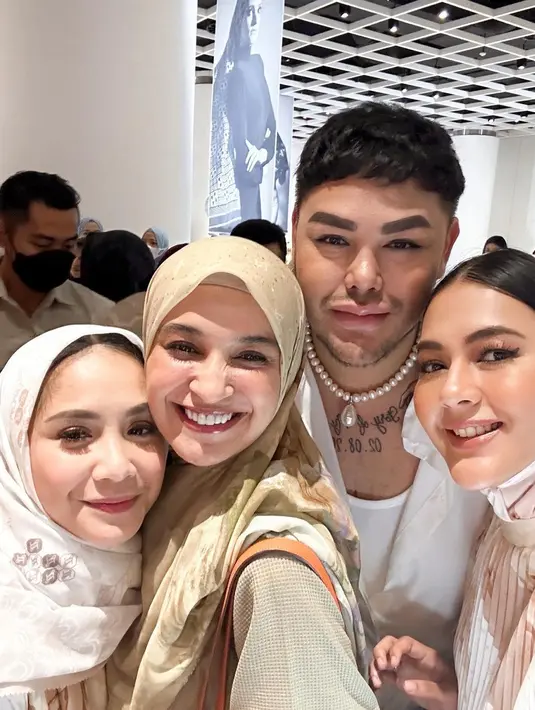 Mereka hadir dalam pertunjukkan busana L by Laudya Cynthia Bella dengan gaya hijab yang khas [instagram/paula_verhoeven]