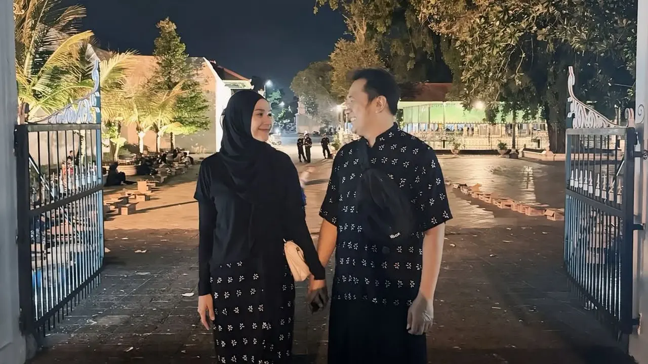 Serba Hitam, Gaya Casual Etnik Zaskia Adya Mecca Ikut Tradisi Mubeng Beteng di Yogyakarta