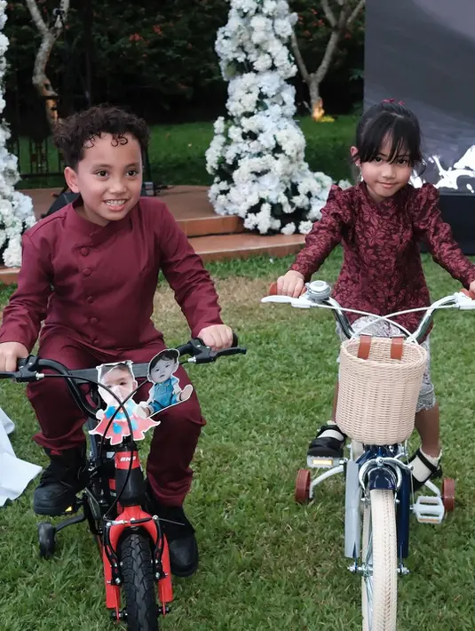 Kedua anak Rachel Vennya juga tampak begitu menggemaskan dengan siluet beskap dan janggan.