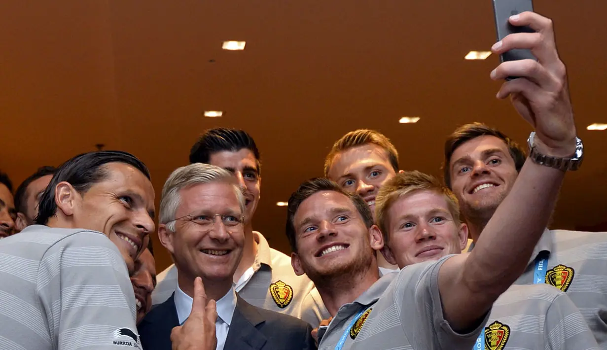Raja Belgia, Philippe (kedua dari kiri) terlihat bahagia berfoto bersama Jan Vertonghen dkk usai The Rode Duivels memastikan lolos ke 16 besar Piala Dunia 2014, Brasil, (23/6/2014). (REUTERS/Benoit Doppagne)