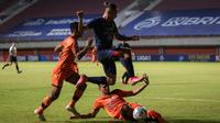 Hingga laga usai, Persiraja tak sanggup mengejar ketertinggalan. Arema berhasil mengamankan kemenangan 2-0 dan meraih tiga poin penting dalam empat laga secara beruntun. (Bola.com/Bagaskara Lazuardi)q