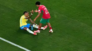 Pemain Brasil Raphinha, kiri, dibantu berdiri oleh pemain Maroko Ayoub Amaimouni setelah laga Grup C Piala Dunia 2026 antara Brasil vs Maroko di East Rutherford, New Jersey, dekat New York, Sabtu, 13 Juni 2026. (AP Photo/Matt Slocum)