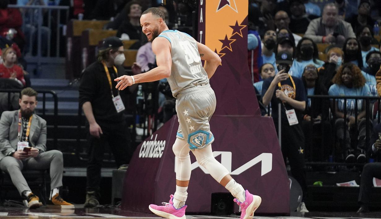 Situasi menjadi berbalik di kuarter keempat atau penentuan. Tim Lebron sempat berbalik unggul 141-139 melalui aksi tembakan 3 angka Stephen Curry. (AP/Charles Krupa)