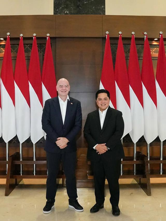 Presiden FIFA, Gianni Infantino, bersama Ketua PSSI, Erick Thohir.