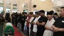 Suasana prosesi Salat Jenazah Julia Perez di mushola dekat kediamannya, Jakarta, Sabtu (10/6). Julia Perez atau yang akrab disapa Jupe, meninggal dunia. Meninggalnya Jupe dikonfirmasi oleh sang adik, Nia Anggia. (Liputan6.com/Herman Zakharia)