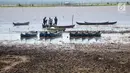 Nelayan menepi usai mencari ikan kala kekeringan melanda Danau Limboto, Gorontalo, Sabtu (22/9). Keringnya Danau Limboto memaksa nelayan harus memarkir perahu mereka. (Liputan6.com/Arfandi Ibrahim)
