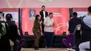Ketua Steering Committee (SC) Piala Presiden 2025, Maruarar Sirait (tengah) mengajak Ketua Umum PSSI, Erick Thohir untuk berjoget dalam acara Malam Penutupan Piala Presiden 2025 di Studio 8 SCTV Tower, Senayan City, Minggu (12/04/2026) malam WIB. (Bola.com/Bagaskara Lazuardi)